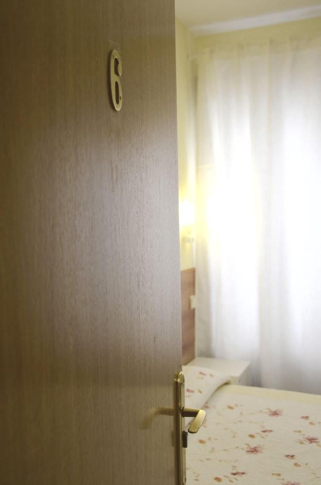 Hostal Nersan2 Madrid Bagian luar foto